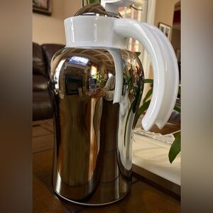 Studio Nova Vintage Hot/Cold Thermo Carafe White / Chrome Pitcher